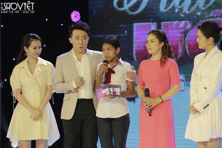 Ban giám khảo đồng loạt rút tiền túi tặng 3 chị em người dân tộc Co mồ côi cha mẹ ở Hát Mãi Ước Mơ