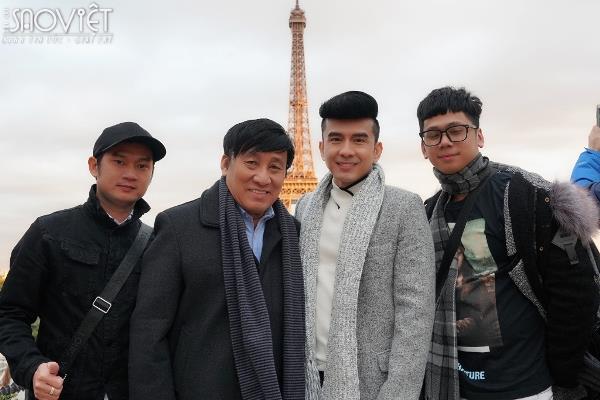 Bị bắt gặp trên đường phố châu Âu, Đan Trường thoải mái chụp hình cùng fan