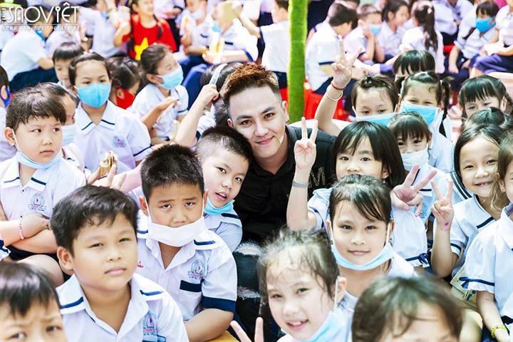 Ca sĩ Dương Tùng Nhân trao 200 phần quà cho học sinh nghèo tại Tiền Giang