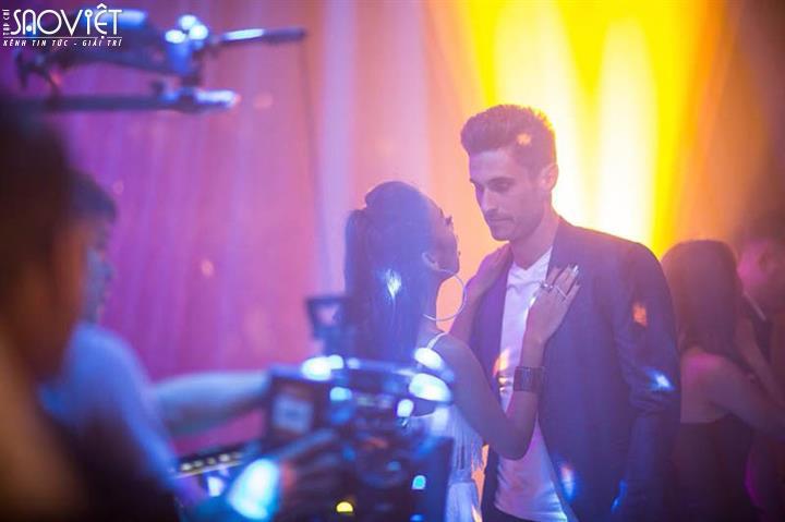 Cindy V hé lộ hình ảnh hậu trường của MV đầu tay 