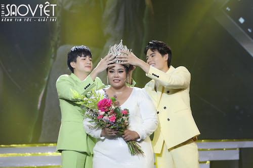 Cười Xuyên Việt 2022 lấy cả nước mắt và nụ cười của khán giả với những tiết mục ý nghĩa