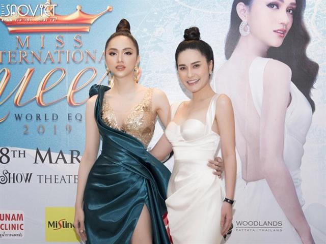 Đoàn Di Băng đọ dáng bên cạnh Hương Giang