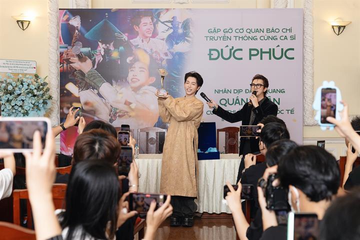 Đức Phúc lần đầu lên tiếng về ồn ào bị trang tin quốc tế quy chụp giới tính