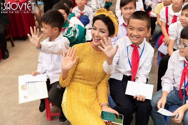 Hoa hậu H’Hen Niê trao học bổng “Nâng bước đến trường, thắp sáng tương lai” cho các em nhỏ hiếu học