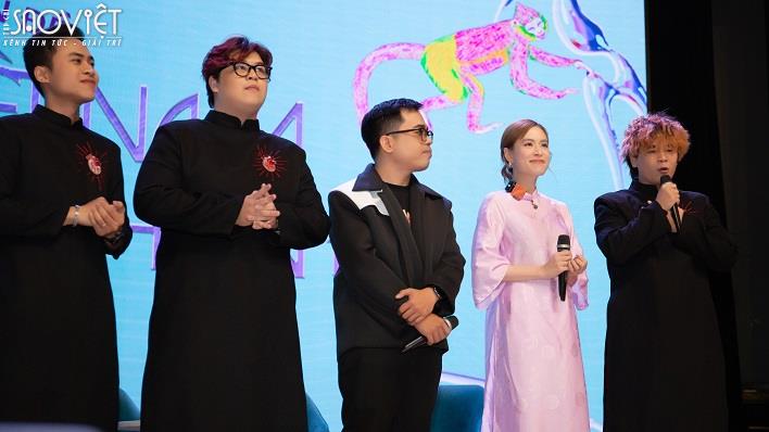 Hoàng Thùy Linh đến gần hơn với khán giả trong các buổi giao lưu với các bạn sinh viên học sinh