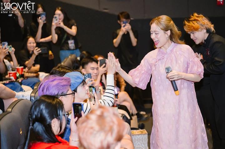 Hoàng Thùy Linh hạnh phúc trong vòng tay khán giả