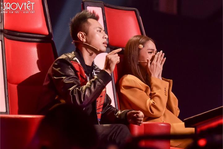 Hương Giang bật khóc nghẹn ngào khiến Lưu Thiên Hương ôm an ủi vì xúc động