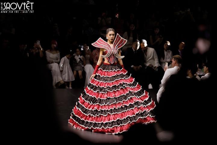 Minh Tú không ngại thử thách trang phục khó