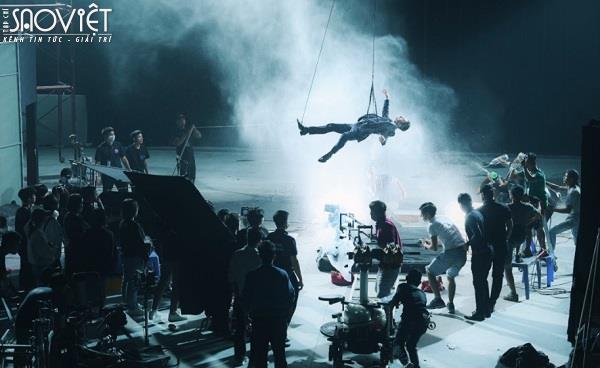 MV Chúng ta của hiện tại chuyện giờ mới kể: Sơn Tùng M-TP treo người trên dây để quay xuyên đêm