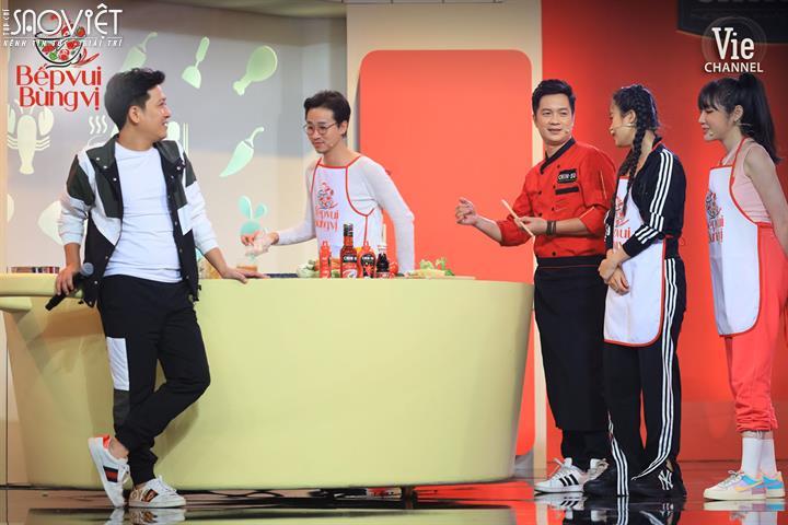 Soi outfit khác lạ của Trường Giang, dẫn chương trình ẩm thực với style thể thao năng động, tại sao không?