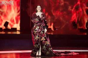 Bảo Anh diện đầm dài 2m, hát với công nghệ hologram trên sân khấu