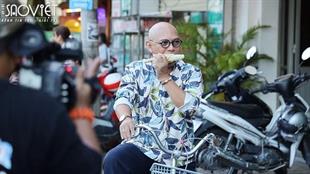 Color Man vừa “cạp bắp” vừa chạy xe đạp kêu gọi người chơi Quà Tặng Bất Ngờ