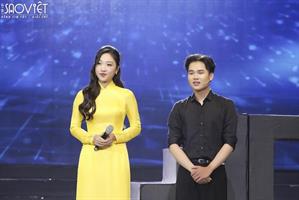 Giám khảo Đình Văn thị phạm tại chỗ, giúp Triệu Phú nắm bắt tinh thần bài hát