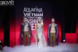 H’Hen Niê thần thái với vị trí vedette show của NTK Hoàng Hải