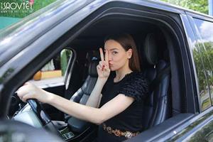 Hồ Ngọc Hà xinh đẹp tự lái xe đến tiệc mừng thành công Love Songs