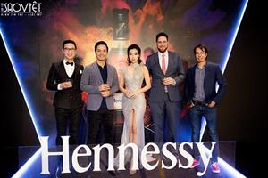 Hoa Hậu Đỗ Mỹ Linh gợi cảm hết nấc trong đầm ánh kim xẻ vai trong tiệc H-Gourmet 