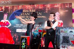 Hoa hậu Vivian Trần bất ngờ trổ tài làm ảo thuật gia tại tiệc tri ân ở quê nhà