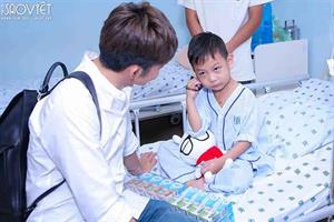 Jun Phạm tặng quà cho 2 bệnh nhi mắc bệnh tim bẩm sinh