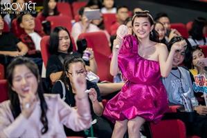 Kaity Nguyễn ‘quẩy’ hết mình trong buổi offline cùng fan và đoàn phim ‘Hồn Papa da con gái’