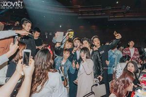 Khán giả náo loạn khi Hồ Quang Hiếu xuống khán đài giao lưu