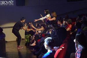 Lần đầu tiên diễn tại Nga, Trọng Hiếu được fan tặng tranh tự vẽ