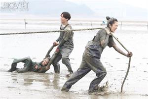 Liên Bỉnh Phát cướp quần bông bỏ chạy, Thúy Ngân – Lan Ngọc vật lộn dưới bãi bùn