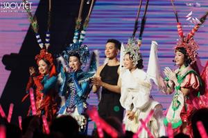 Live Stage 2 “đốt cháy” sân khấu với concept đa dạng từ tuồng đến ballad, đầu tư hoành tráng với loạt intro như điện ảnh