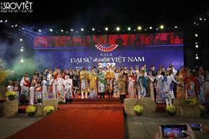 NTK Việt Hùng mang 6 BST Áo dài lộng lẫy lên sân chơi Gala Đại sứ Áo dài Việt Nam