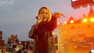 Mai Ngô biểu diễn hit mới trên Đà Lạt