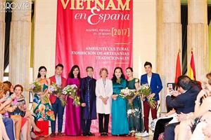 Ngọc Thanh Tâm, Hồng Ánh mặc áo dài đón khách Tây xem “Đảo của dân ngụ cư” tại Madrid