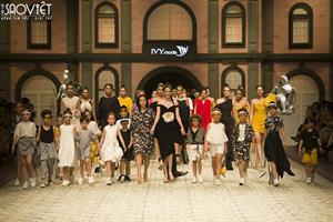 Ngọc Trinh đẹp nín thở khi làm vedette show IVY moda