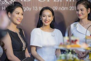 NHÃ PHƯƠNG THAY 2 TRANG PHỤC TRẮNG CHỈ TRONG MỘT SỰ KIỆN