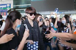 Nhóm nhạc Infinite hạnh phúc trong vòng vây fan ở sân bay