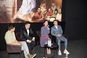 Phạm Quỳnh Anh không giấu được xúc động, nước mắt chực rơi khi nhắc đến bố mẹ tại họp báo ra mắt MV Tết