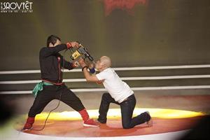 Tiết mục khoan đầu và cổ họng của nghệ sĩ xiếc kungfu Minh Nhật khiến danh hài Thúy Nga và Thanh Bạch sợ hãi  