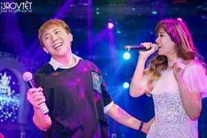 Trấn Thành song ca với Hari Won trong buổi fan meeting của bà xã