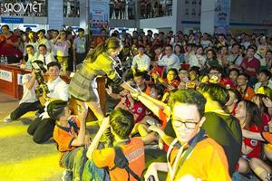 Văn Mai Hương liều lĩnh để mặt mộc đi diễn, tiết lộ điều ít ca sĩ dám làm