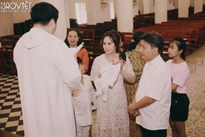 Vắng mặt Đức Thịnh, Thanh Thúy đưa con trai đi nhà thờ làm lễ rửa tội