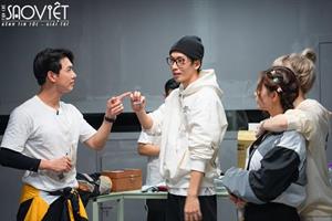 Vắng mặt Trấn Thành, Hari Won xưng “vợ chồng” với Trương Quỳnh Anh