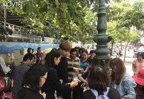 Vợ chồng Tim - Trương Quỳnh Anh trổ tài làm trà sữa phát quà cho mọi người