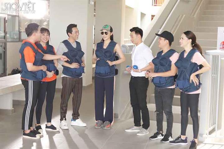 Trấn Thành - Hari Won mất trí nhớ khi leo 10 tầng cầu thang