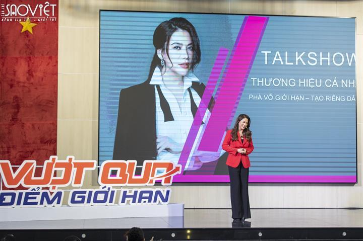 Trương Ngọc Ánh chinh phục hàng trăm sinh viên trong vai trò diễn giả