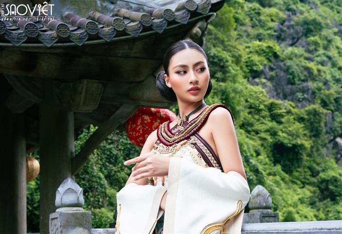 Tung hình hiệu của Miss Cosmo Vietnam Xuân Hạnh