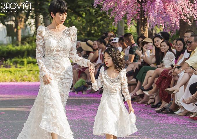 Xuân Lan diện váy trắng cầu kì, sánh đôi bé Thỏ làm vedette