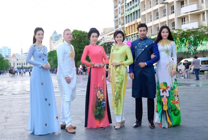 a hau trinh kim chi mong muon truyen cam hung ve ve dep ao dai viet nam