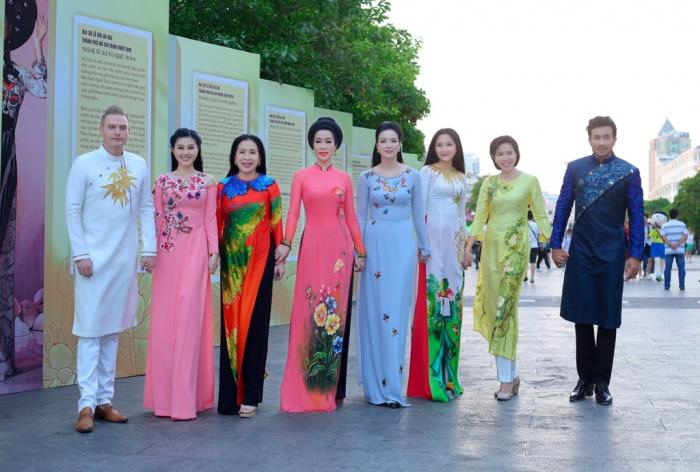 a hau trinh kim chi mong muon truyen cam hung ve ve dep ao dai viet nam