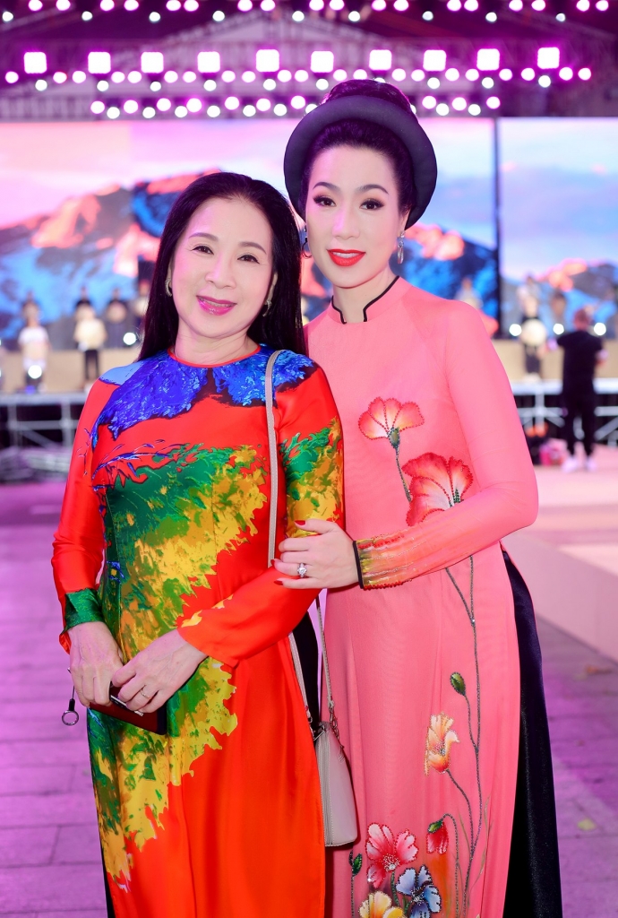 a hau trinh kim chi mong muon truyen cam hung ve ve dep ao dai viet nam