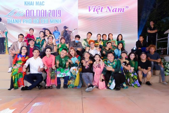 a hau trinh kim chi mong muon truyen cam hung ve ve dep ao dai viet nam