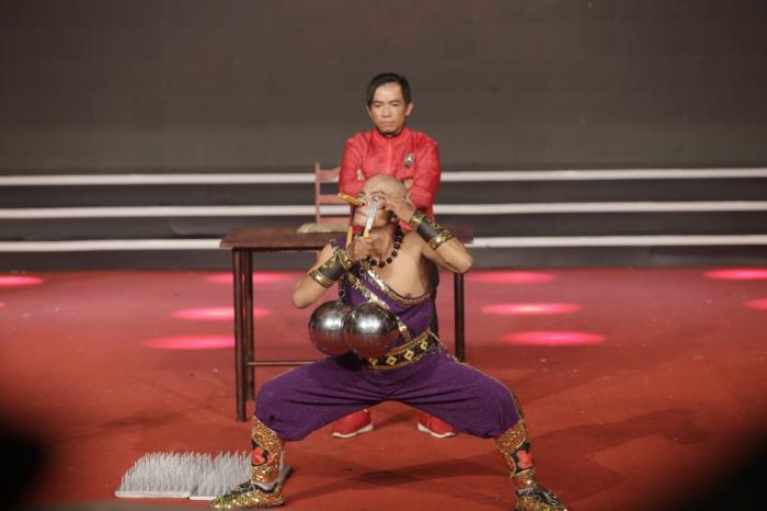 ky tai lo dien thanh bach moi ao thuat gia nguyen duc nha dan dung dam cuoi lan thu 25 cua minh