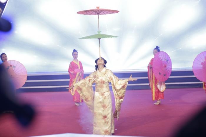 ky tai lo dien thanh bach moi ao thuat gia nguyen duc nha dan dung dam cuoi lan thu 25 cua minh